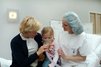 Mor med datter som får anestesi med behandler
