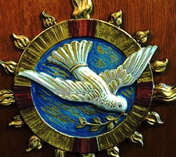 Alterfronten er dekorert med et duemotiv som er identisk med Diakonissehusets duelogo.