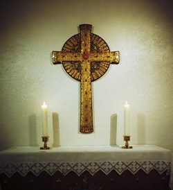 Korset over alteret er et gullbelagt mosaikkors fra Firenze.